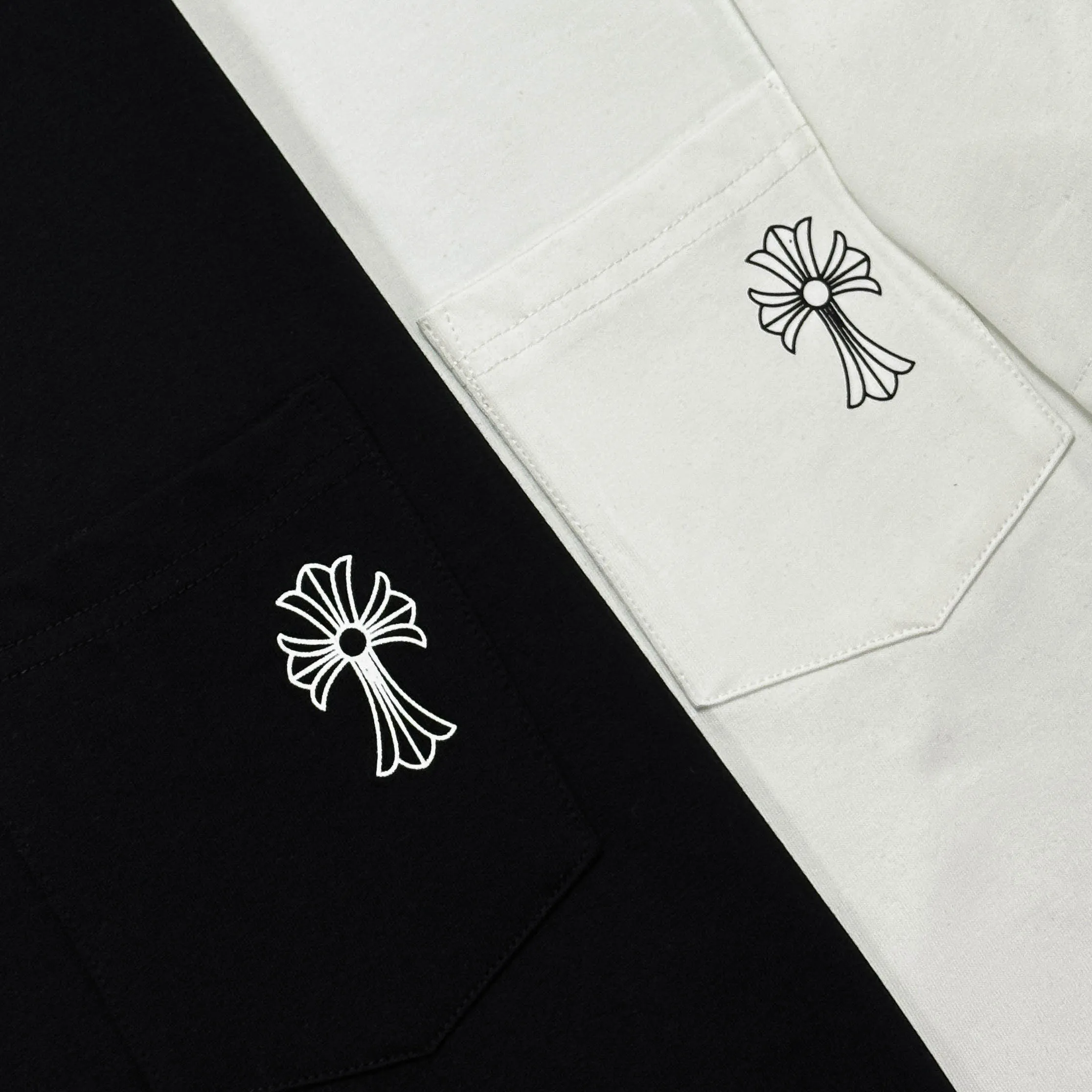 P170 Chrome Hearts 25 high-end versions. The fabric is made of 300 grams of high-density pure cotton. It does not deform or shrink. It has three labels. It is the same style for men and women. Technology: suede foaming + digital printing. Color: white, black. SIZE: S-XL.